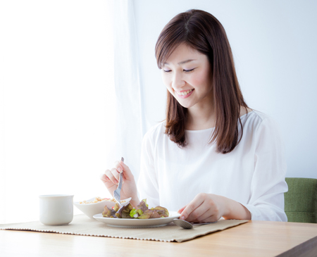 食事をする女性の画像