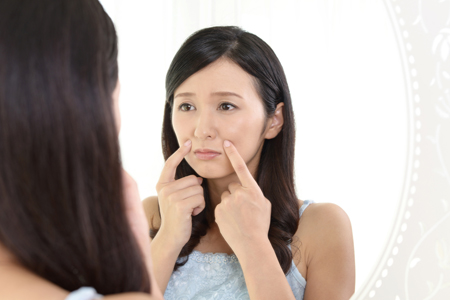 ほうれい線に悩む女性の画像