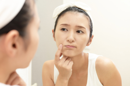 顔の毛穴たるみが気になる女性の画像