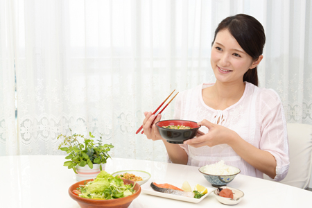 食事をする女性の画像