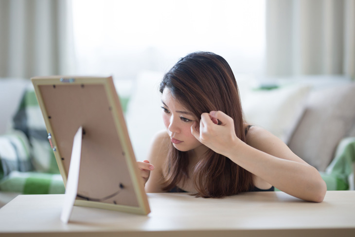 目の下のシワに悩む女性の画像