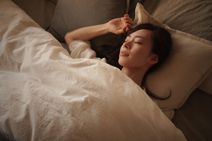 くまをなくすために睡眠に気遣う女性の画像