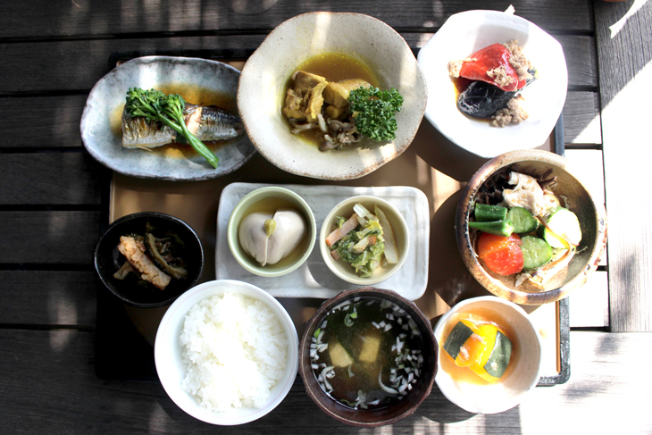 顔のたるみ防止に栄養バランスを考えた食事の画像