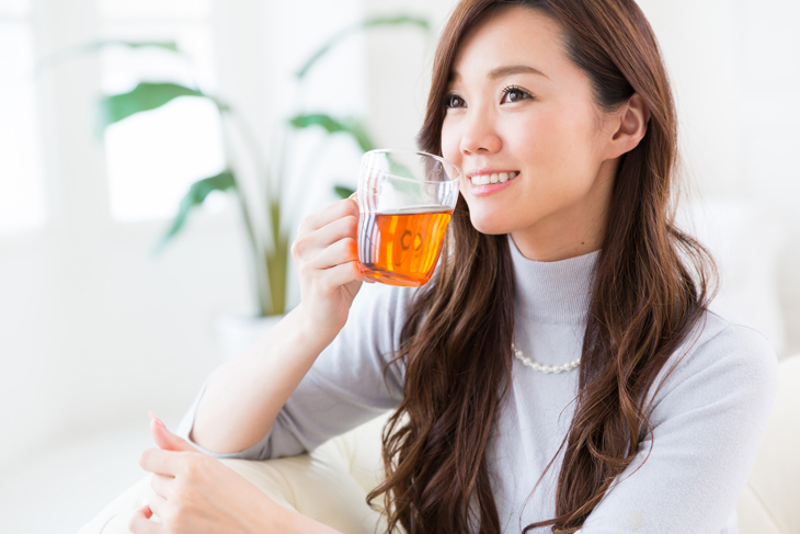 美肌になる飲み物を飲む女性の画像