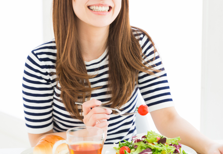 乾燥肌を改善する食事をする女性の画像