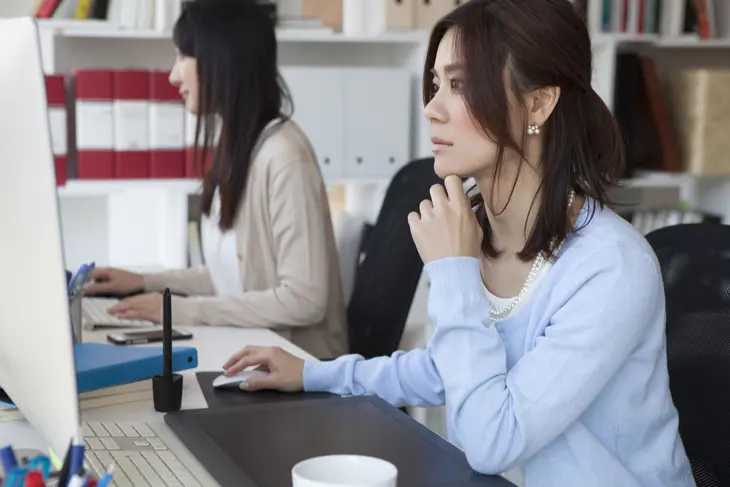 デスクワークの女性の画像