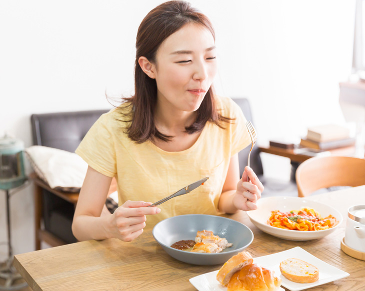 栄養が偏って肌がザラザラしている女性の画像