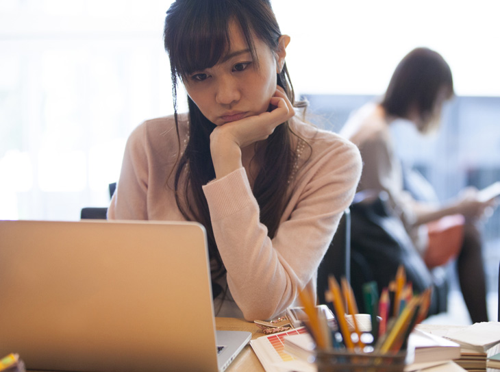 頬杖をつく女性の画像