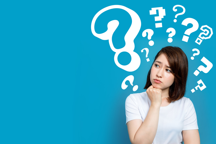 眼輪筋について分からない女性の画像