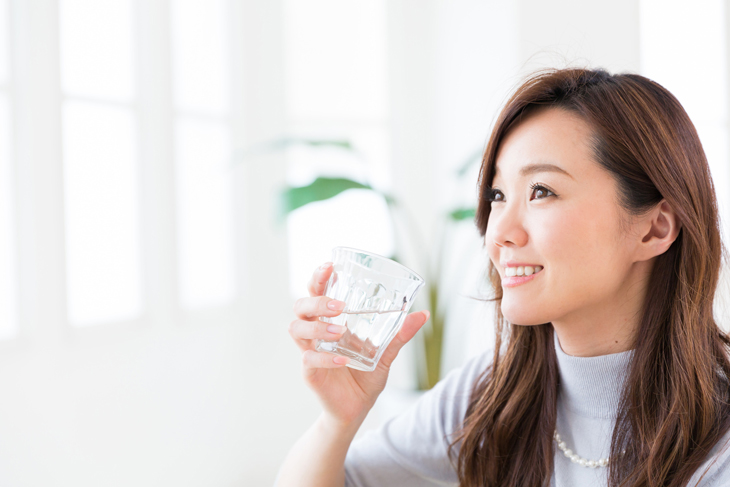 サプリを飲む女性の画像