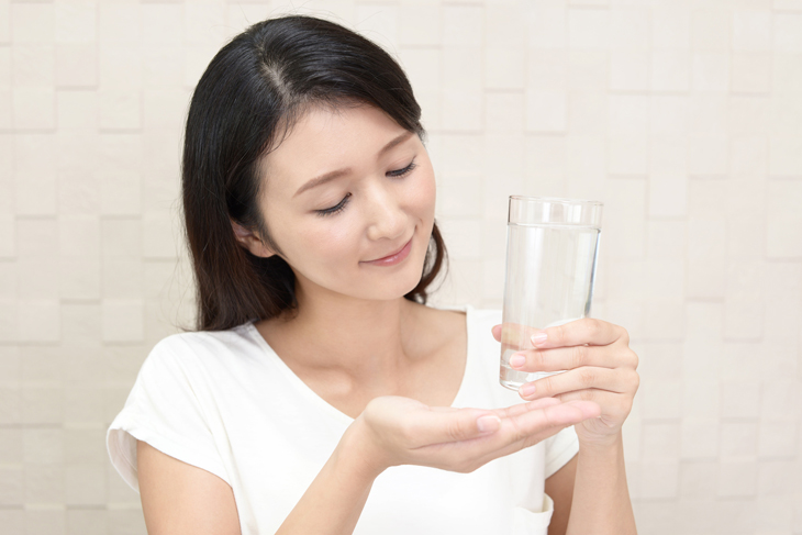 コラーゲンサプリを飲む女性の画像