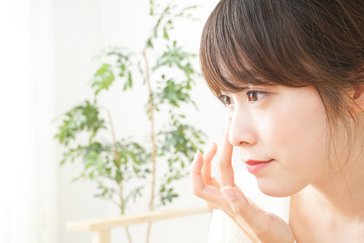 顔のたるみ用の化粧品を使う女性の画像