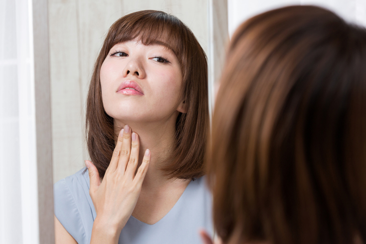 首のしわに悩む女性の画像