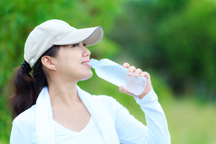 顔のカサカサ肌改善のために水を飲む女性の画像