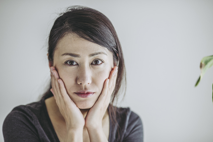 日焼け後のヒリヒリに悩む女性の画像