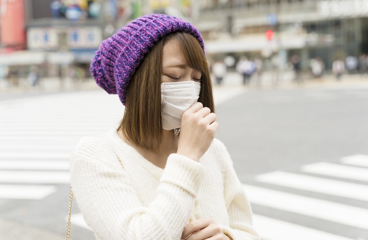 マスクの肌荒れが気になる女性の画像