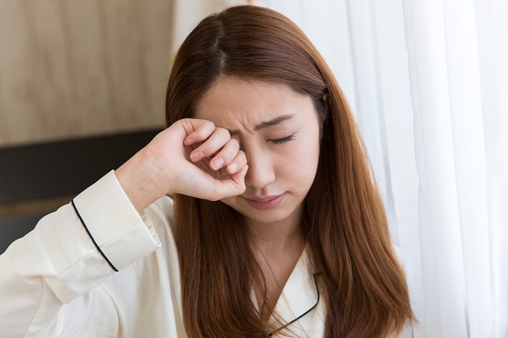 睡眠不足の女性の画像