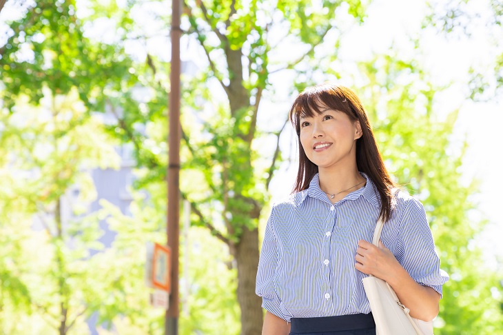 産後の肌荒れ解消に外出する女性の画像